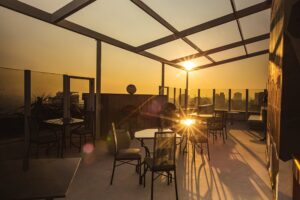 Consumidor sai menos para comer fora e escolhe com mais critério