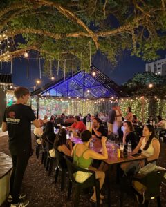 Cardamomo aposta em produção centralizada para escalar hamburguerias