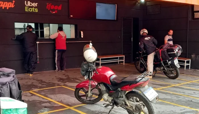 Sem salão físico, essas operações conseguem reduzir parte dos custos fixos, mas enfrentam pressão maior com logística, embalagens e taxas de plataformas