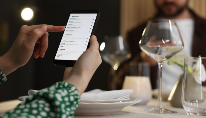 Consumidor mantém o hábito de comer fora, mas decide com mais critério e planejamento