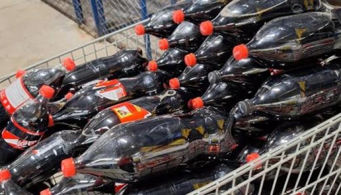 A promoção da Coca-Cola com figurinhas da Copa do Mundo acabou gerando transtornos no varejo